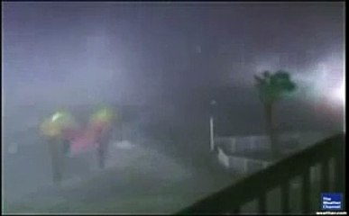 Descargar video: Hurricane Ike Eyewall Video 100 MPH Winds Plus Storm Surge