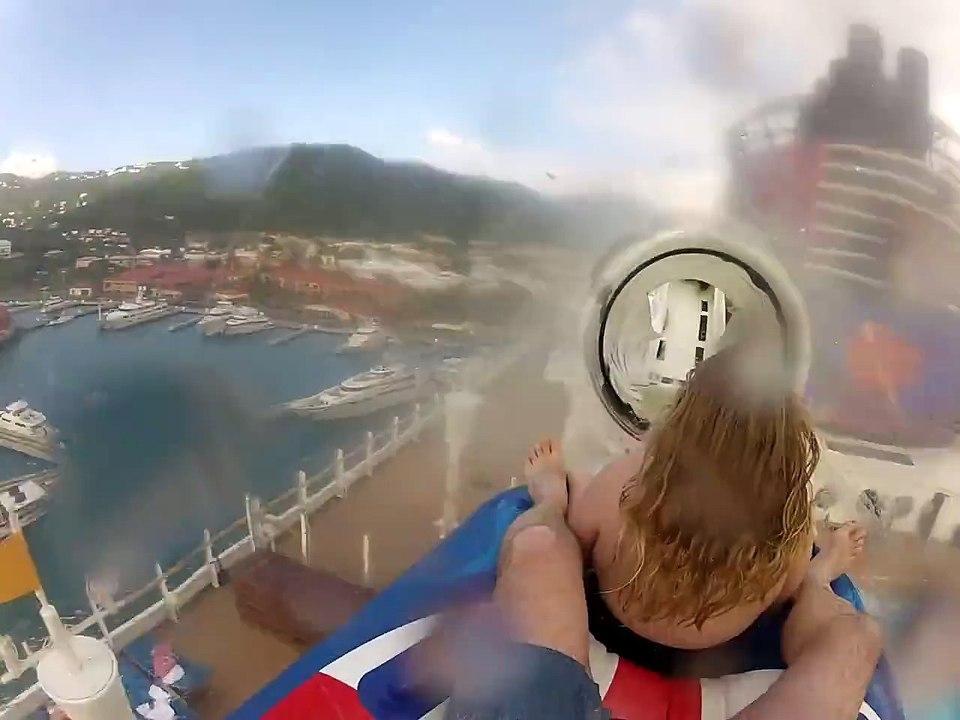Un toboggan incroyable sur un bateau de croisière