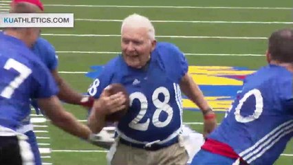 89-year-old WWII vet scores touchdown in Kansas alumni game