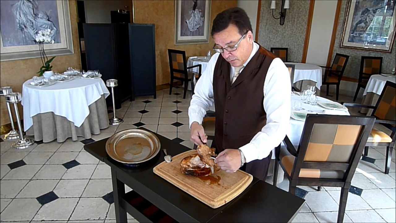 Démonstration de découpe de poularde de Bresse au restaurant "La Côte Saint-Jacques" à Joigny, dans l'Yonne