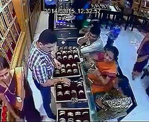 Have You Ever Seen Such A Brave Thief Woman Like This