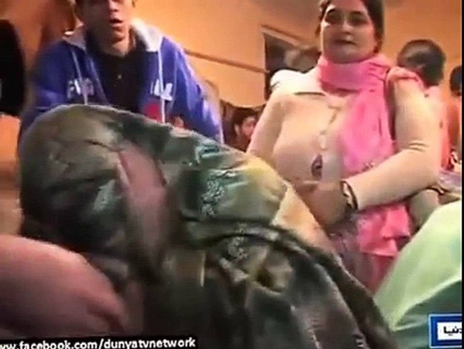 Pakistan Stage Actor Family Video Leaked Husband Beaten By Angry Wife - Viral Video