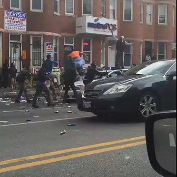 Images des violentes émeutes à Baltimore...