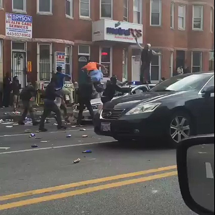 Images des violentes émeutes à Baltimore...