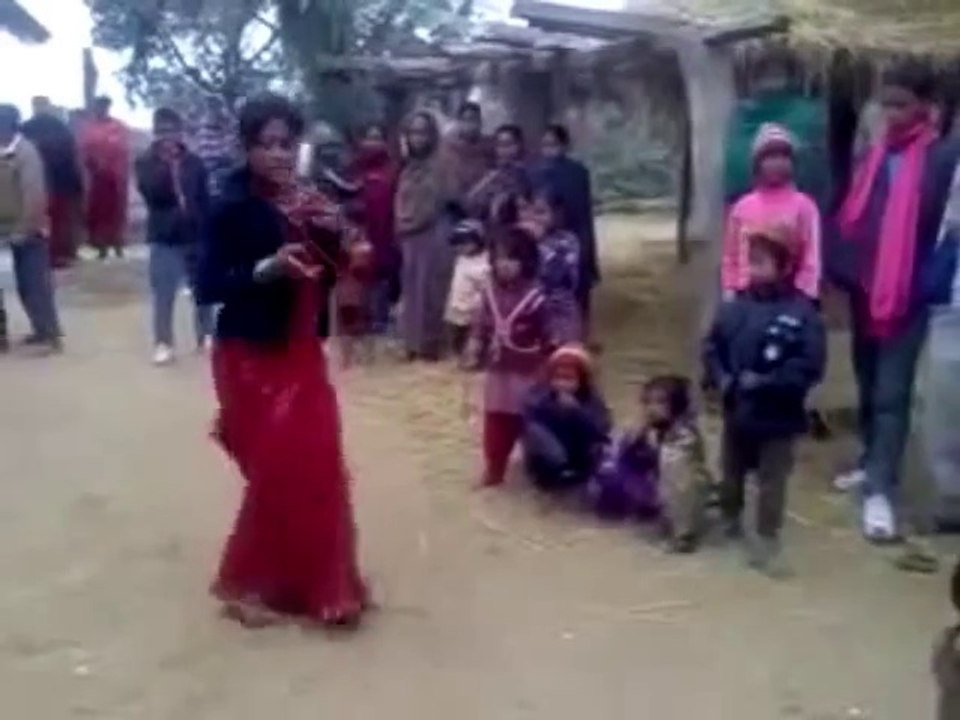 DESI  INDIAN VILLAGE GIRL DANCE  ON ROAD