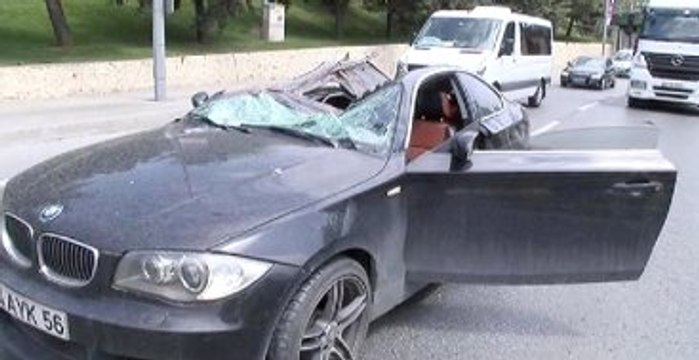 Üst Geçite Takılan TIR'ın Konteyneri Otomobilin Üstüne Düştü