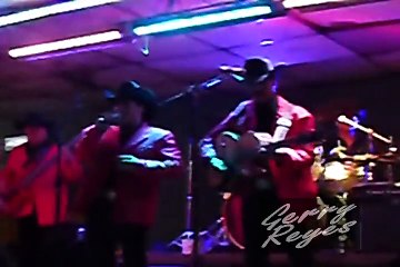 GENARO Y LOS VILLANOS DEL NORTE   POPURRI DE CORRIDOS  en vivo