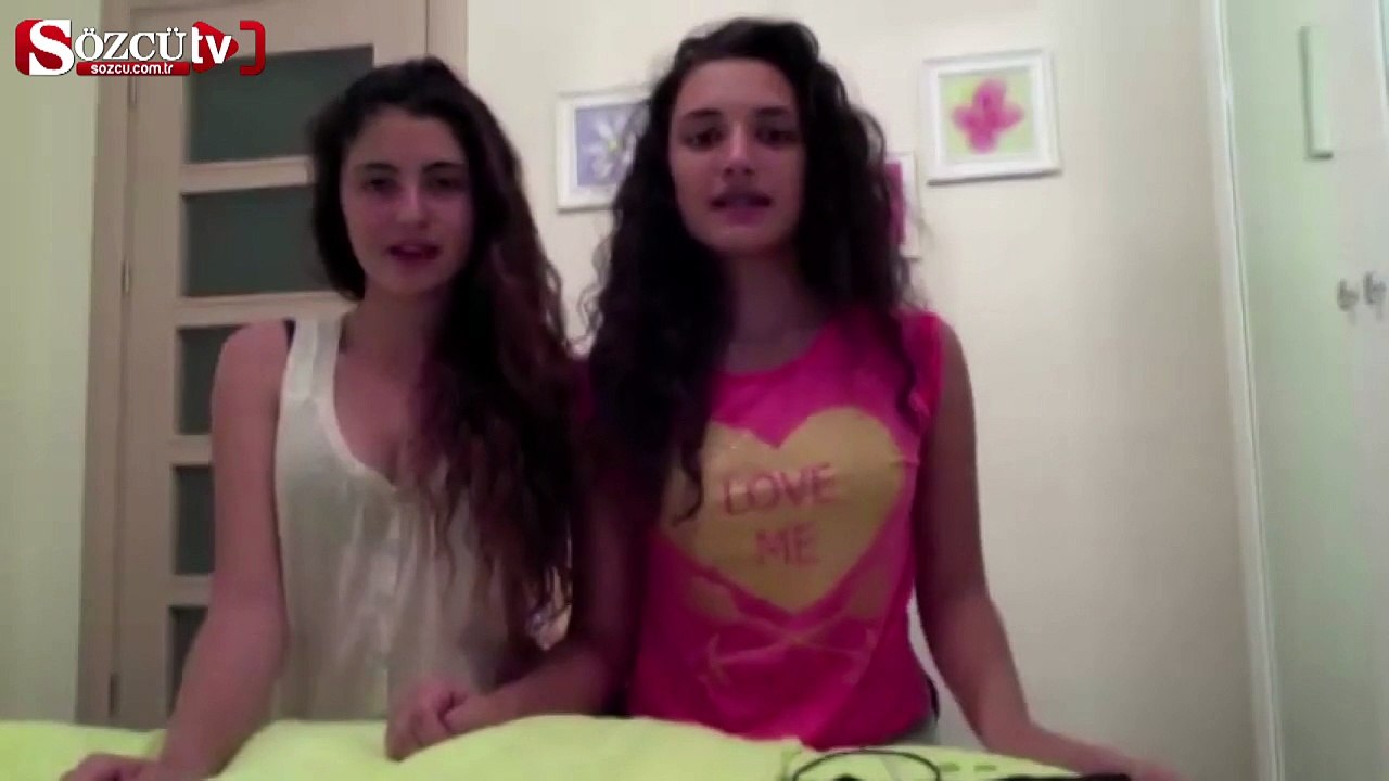 Annelerinin odaya girmesiyle birlikte kısa bir panik yaşayan kızlar, şarkıy...
