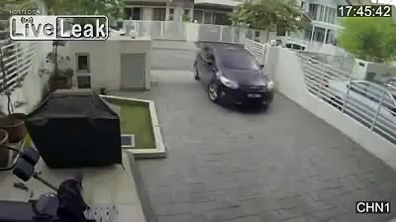 Mulher da uma surra em ladrao apos tentativa de roubo