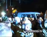 Brutaler Berliner Polizist verprügelt grundlos Demonstranten