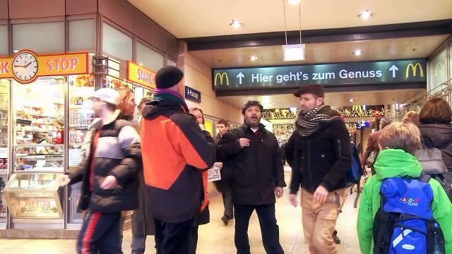 Es ist ein Ros entsprungen - Adventsgruß & Flashmob im Kölner Hauptbahnhof | WDR Rundfunkchor