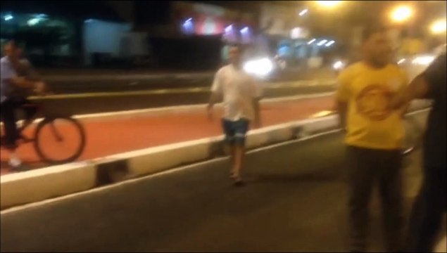 Pista cede e ônibus cai em buraco no corredor exclusivo da Bezerra de Menezes