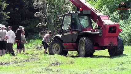 Zapadlý Zetor 7245 HORAL SYSTEM s vypadlým kolem (ZD Jindřichův Hradec)