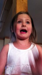 Une fillette pas contente veut quitter la maison!