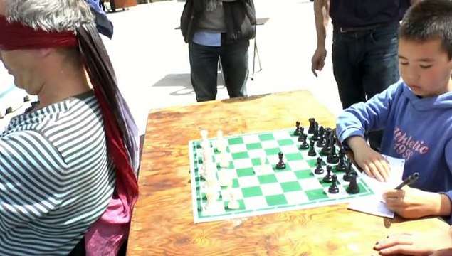 PAU - 28 AVRIL 2015 - CHAMPIONNAT DE FRANCE D'ÉCHECS - PLACE CLEMENCEAU LA PARTIE D'ÉCHECS À L'AVEUGLE.