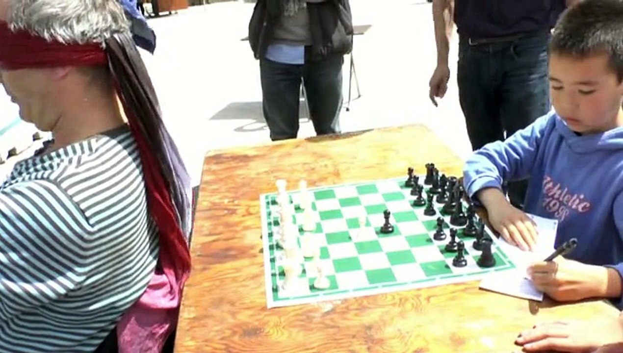 PAU - 28 AVRIL 2015 - CHAMPIONNAT DE FRANCE D'ÉCHECS - PLACE CLEMENCEAU LA PARTIE D'ÉCHECS  À L'AVEUGLE.