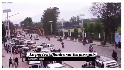 Népal : un immense portail s'effondre sur les passants