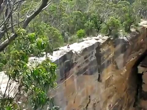 Base jump : il se lance avec une corde et saute dans le vide