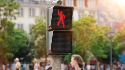 Güvenliği Arttırmak İçin 'Dans Eden Trafik Lambası' Yaptılar