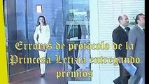 Graves errores de protocolo la princesa Letizia entregando premios