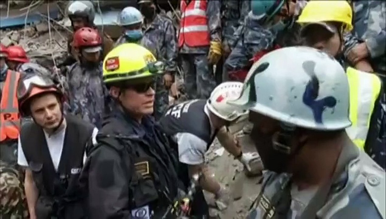 Cinq jours après le séisme au Népal, un adolescent est extrait vivant des décombres