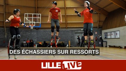 Ils se promènent sur des échasses à ressorts...