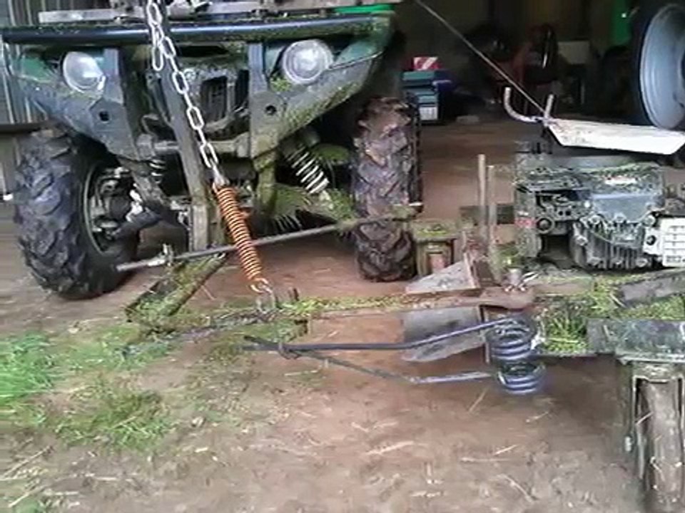 Tondeuse sur quad pour faucher sous les clôtures électriques