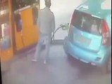 فتاة مخمورة تحرق سيارة رجل رفض إعطائها سيجارة