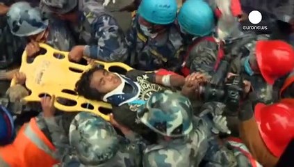Дива людського виживання після землетрусу в Непалі: немовля та підліток