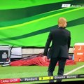 VIDEO  Cristiano Ronaldo fait la gueule quand un coquipier marque  sa place - Le Buzz
