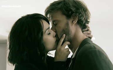 Sin Identidad T2C4 - María y Pablo se besan