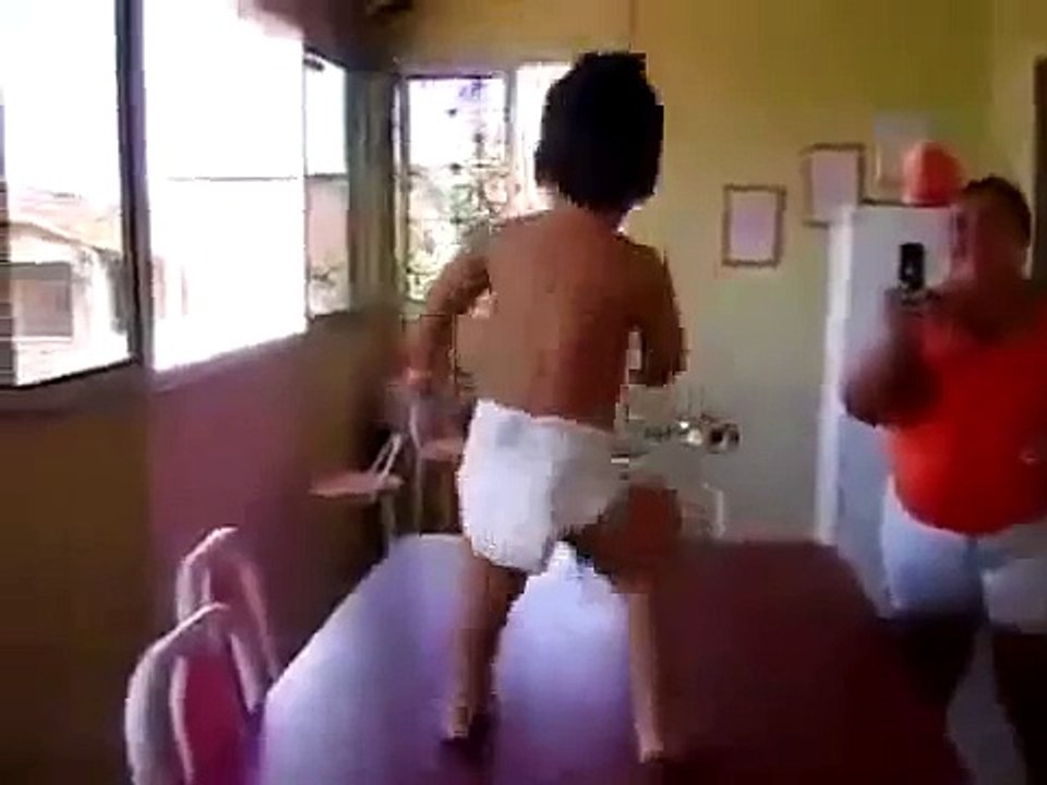 Un bébé de 2 ans qui danse comme Shakira