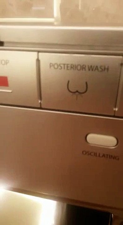 Il découvre les toilettes Coréenne : lavage en profondeur!