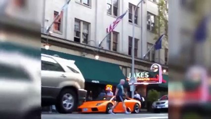 Bisikletle Lamborghini'nin Üzerinden Geçmek