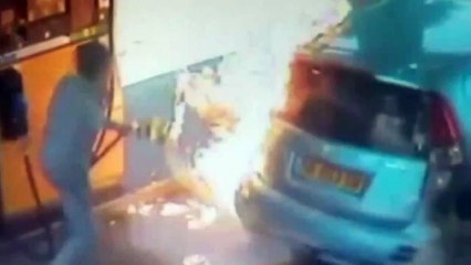 Elle met le feu à la pompe à essence à cause d'une cigarette