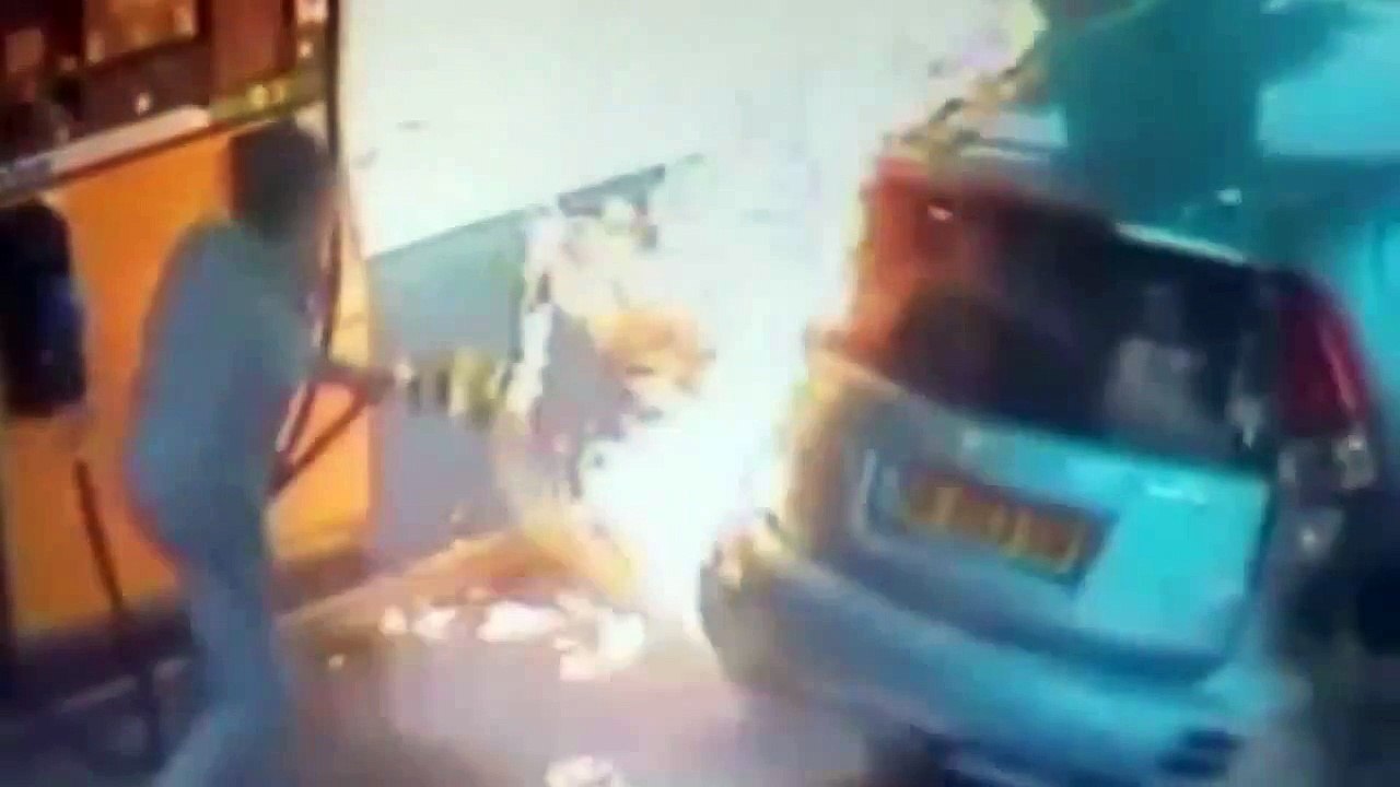 Elle met le feu à la pompe à essence à cause d'une cigarette