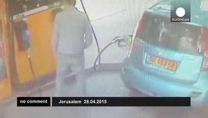 Video herunterladen: Jerusalem: Woman sets petrol pump on fire in dangerous dispute