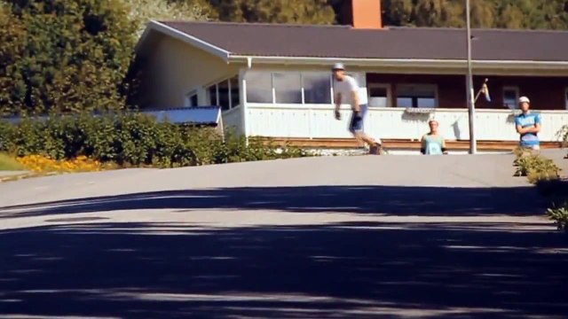 Skater salva de forma increíble una peligrosa caída