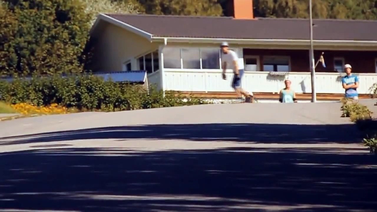 Skater salva de forma increíble una peligrosa caída