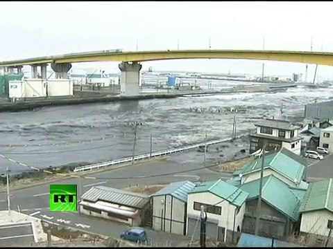 Video of mad tsunami waves battering ships, homes, cars after Japan earthquake