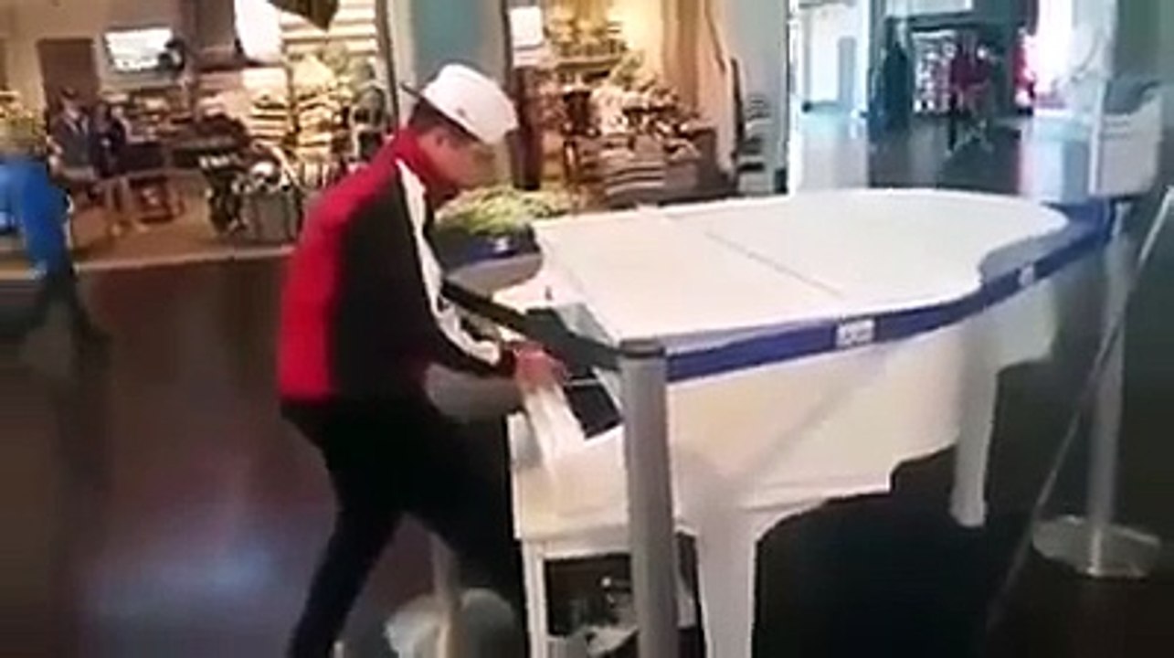 Boy plays "Comptine d´un Autre Été - L´Après Midi" - (The Intouchables theme) - Piano Cover AWESOME!