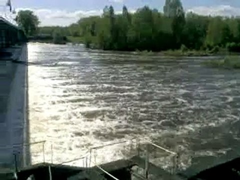 Vidéo0245 vichy rivière allier la passe a poissons
