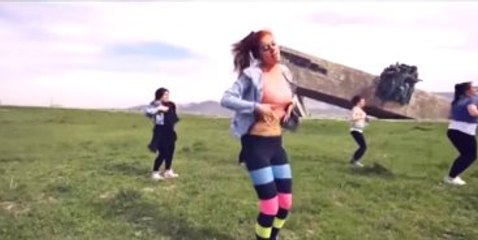 Anıtların Önünde Dans Eden Rus Kızları Tutuklandı