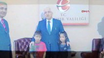Eskişehir Bakan Yılmaz, Bayrağı Öpen 8 Yaşındaki Beren ile İkizi Ceren'e Bilgisayar Gönderdi