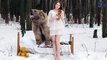 Séance photo de deux mannequins russes avec un ours