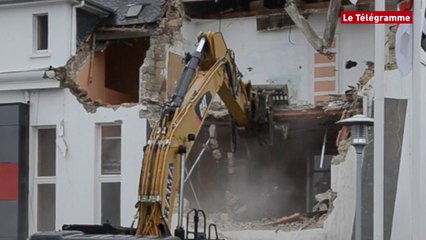 Pluméliau (56). Votée hier soir, la démolition de la mairie-poste a démarré ce matin !