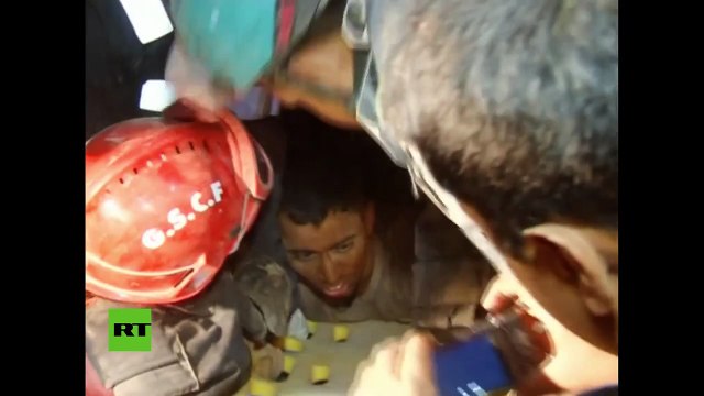 Mira el rescate de un nepalí tras estar 82 horas debajo de escombros