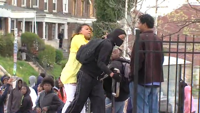 Baltimore : une mère gifle son fils - ZAPPING ACTU HEBDO DU 02/05/2015