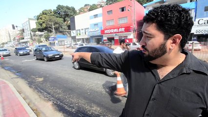 Carro bate em bueiro e perde o motor em Vitória