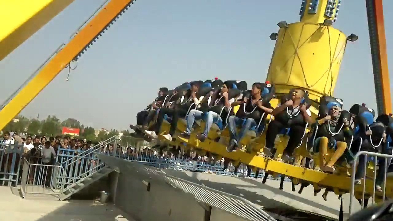 Un homme percuté par la nacelle d'un manège